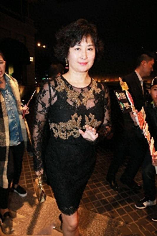 当李嘉欣和何超琼同穿时尚黑裙,年轻貌美在端庄优雅面前不值一提_黑色