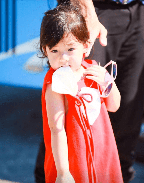 刘畊宏女儿小泡芙近照,长发飘飘跳舞超会扭,周杰伦陈小春被吸粉_妹妹