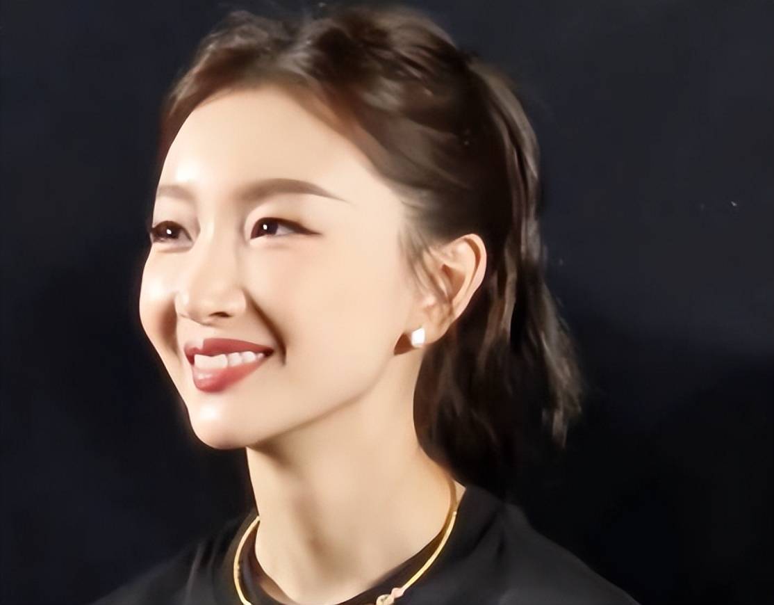 周冬雨生图曝光,眼袋肿大法令纹明显,面部线条不自然疑整容失败_网友