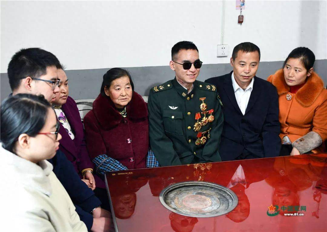 5年前排雷英雄杜富国失去2眼2手,后如何?