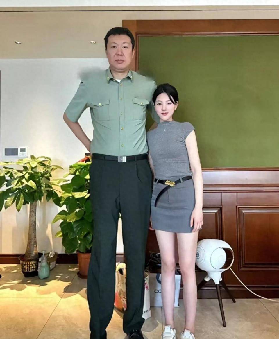 了军事体育训练中心的一名篮球教练,除此之外他的军衔也有了很大变化