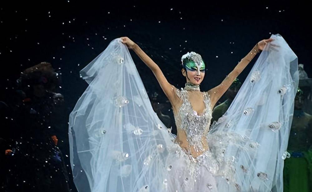 杨丽萍演"阴阳双修",女舞者双腿岔开任抚摸,反责网友不懂艺术_舞蹈