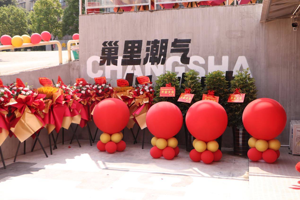 醒狮在铿锵有力的锣鼓声中舞动,将醒狮的各种表情动作演绎得活灵活现