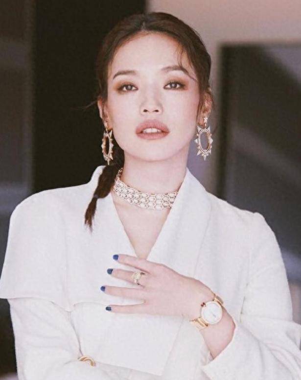 鹅蛋脸完全过时了,"圆脸"就很高级了,只要看看倪妮和舒淇就知道_方脸