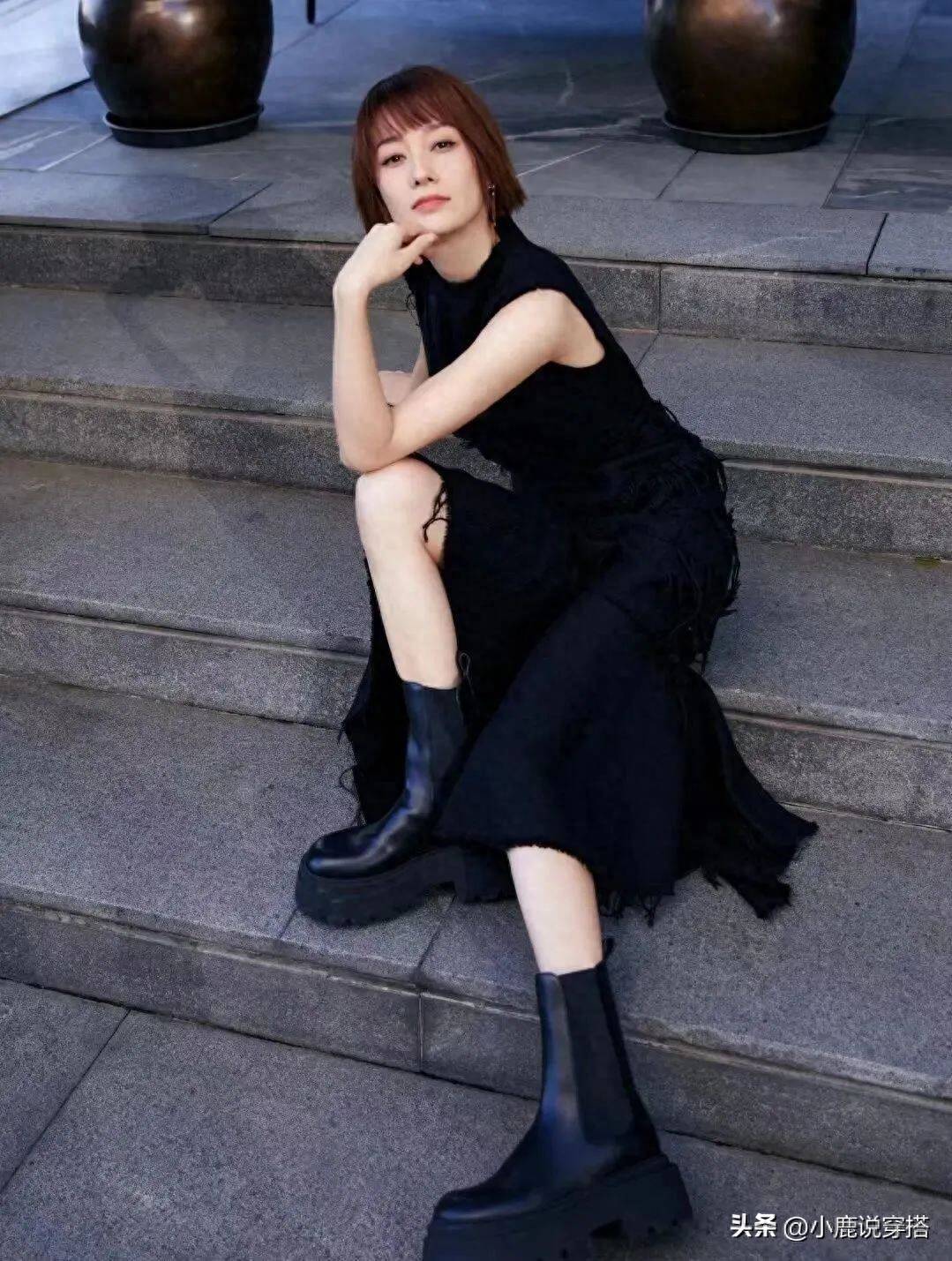 马伊琍太会穿了,穿白色上衣配白裙,散发优雅气质又不失甜美感_时尚