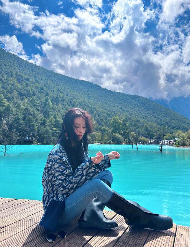 何捷还偷偷拍了不少张馨予的背影照,张馨予像小孩一样旅游很开心,何捷