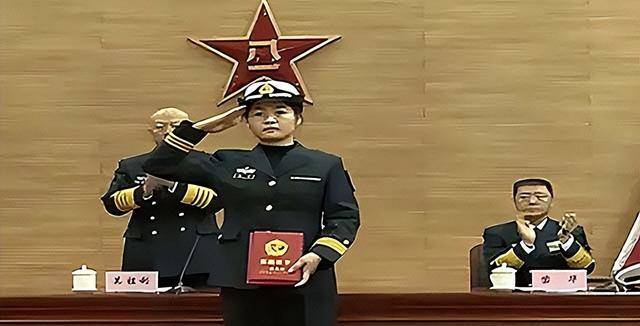 航母飞行员张超牺牲6年,空姐妻子入伍成海军上尉,女儿已上小学_父母