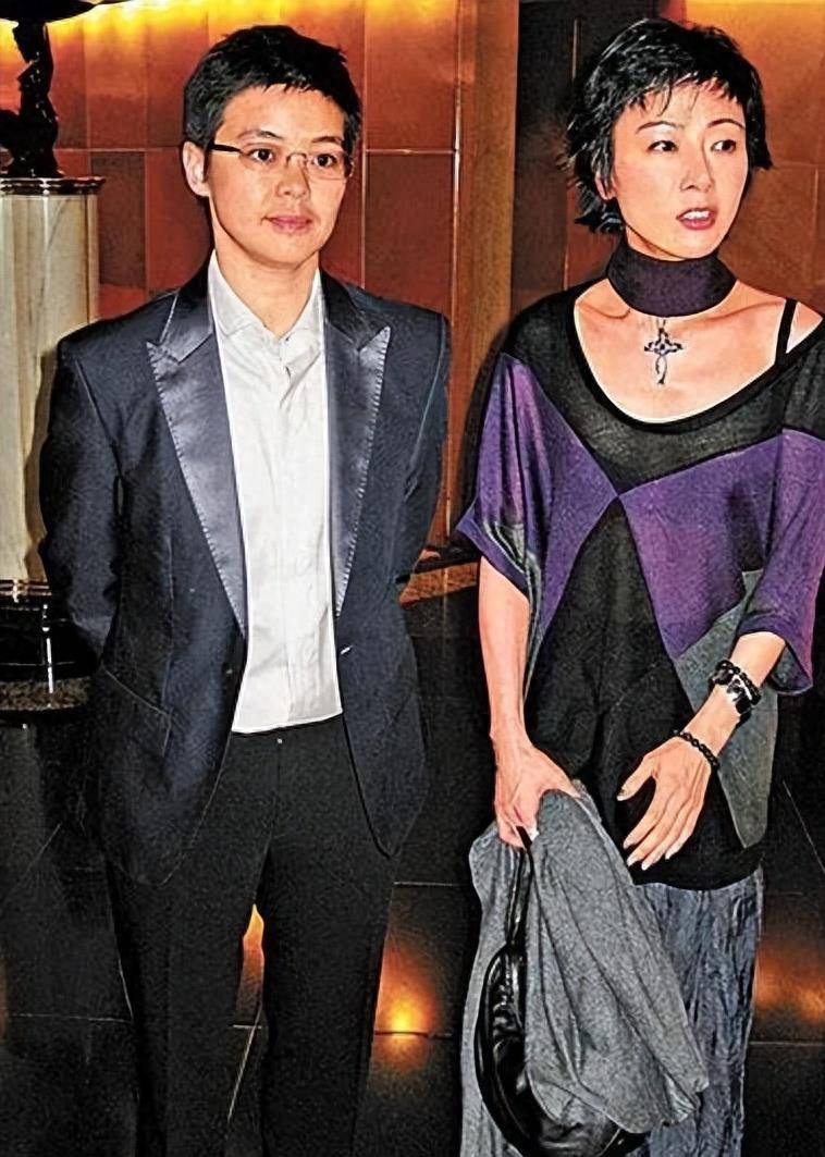 被刘銮雄,郭富城接连"折磨"暴瘦几十斤,如今她彻底遁入了空门_袁洁莹