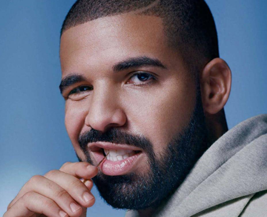 因为drake在演出结束后收到了一件非常特别的纪念品bra和他身高一样的