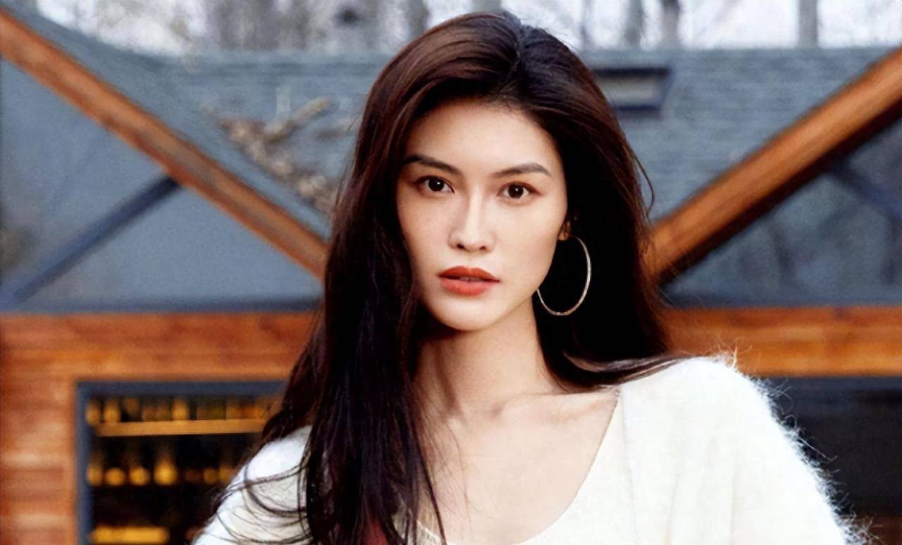 何穗:曾经是李咏身边的助手,月薪只有800,如今成超模身价千万_女孩