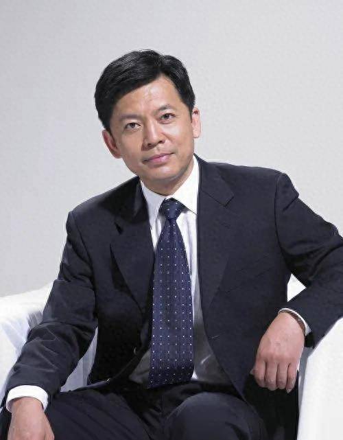 优秀演员何政军,出道36年零绯闻,因不喜逛街让妻子难以接受