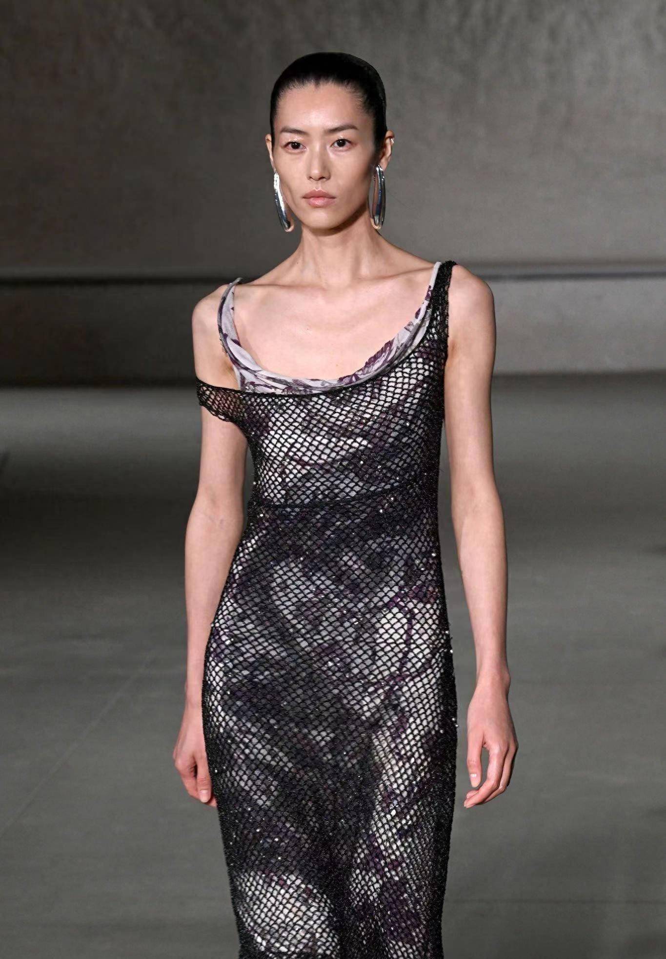 她身穿网纱裙高调走秀大放异彩时装周,太美了_造型_黑色_裙子
