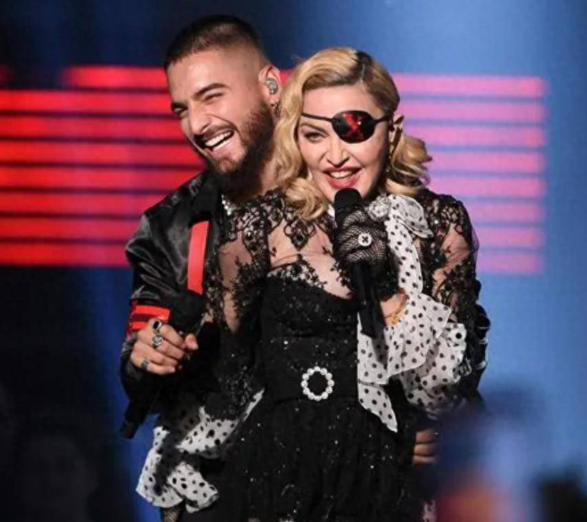 drake演唱会收到巨型纪念品 ,网友表示"尺寸逆天"_演出_巡回_音乐