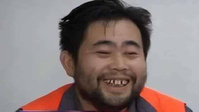 刘典爱这一伙人分工明确:神情肃穆,不苟言笑的顾欣负责宣读密令,只