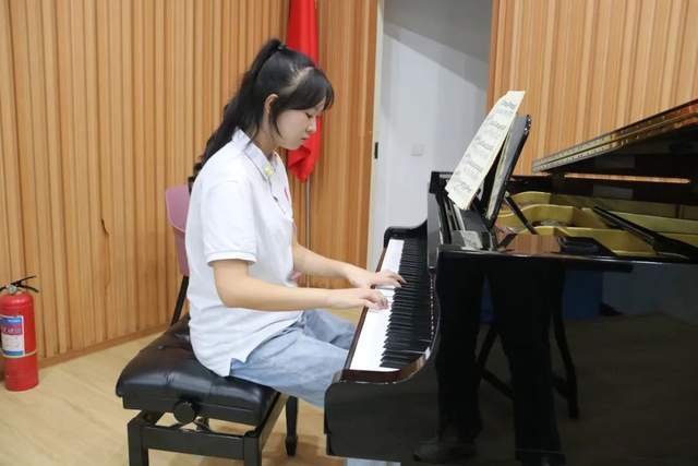 飞扬优秀学子李思彤:不用羡慕别人的绚烂夺目,因为你在别人眼里也闪闪