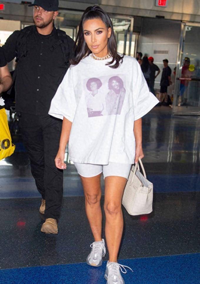 他穿着白色自行车短裤和超大 t 恤美国歌手斯蒂芬妮·乔安妮