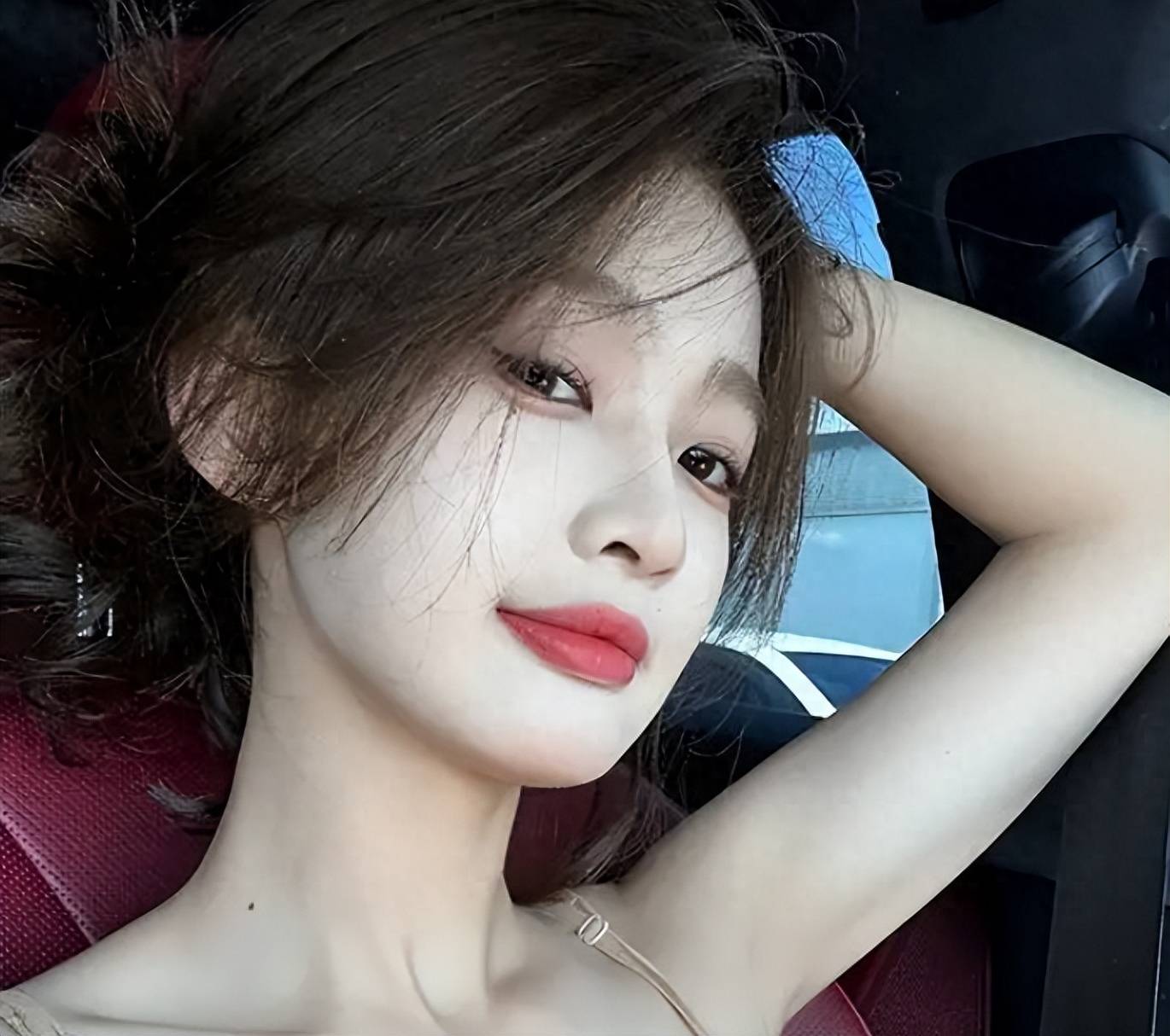 王思聪新女友小羽"飞升"引热议,豪掷60w送亲爹宝马车_生活_阿飞_交往