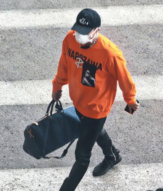 黄子韬手机突然亮起,屏保上的"女生"头像露出,不怕粉丝吃醋?