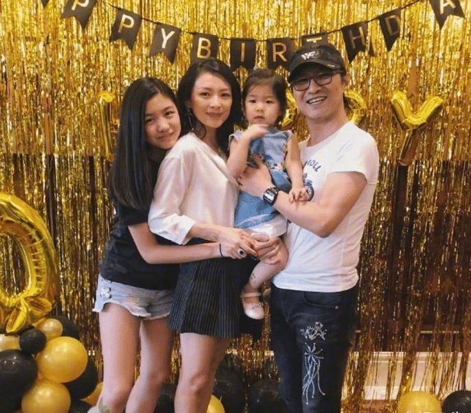 章子怡为大女儿庆生,晒全家福及小苹果近照,15岁模样过于时尚?