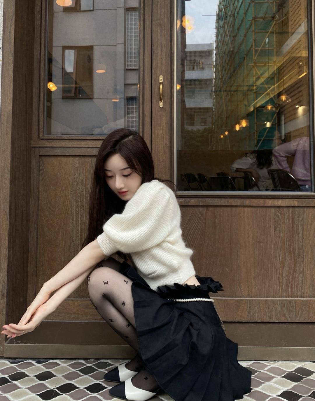 黑丝 小白鞋=时尚杀手?它会教你如何穿出不同的风格_黑色_高跟鞋_白色