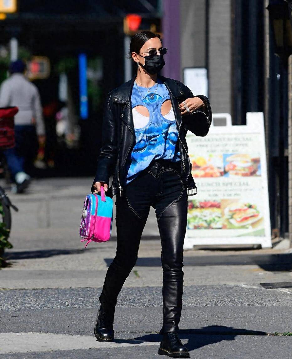 这位孩子的母亲身穿 burberry regina george 紧身上衣和该品牌的黑色