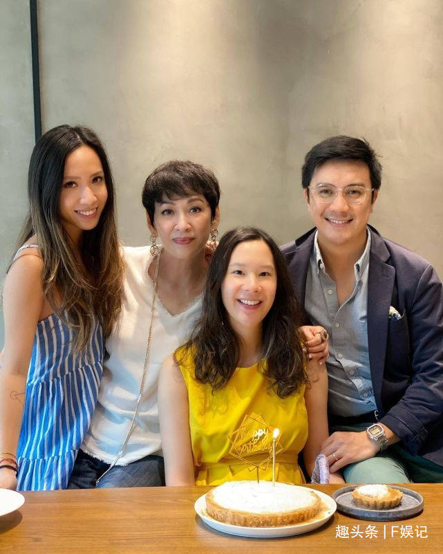 官宣大女儿诞下男婴 余安安首当外婆开心手捧外孙的小脚丫_喜讯_老公