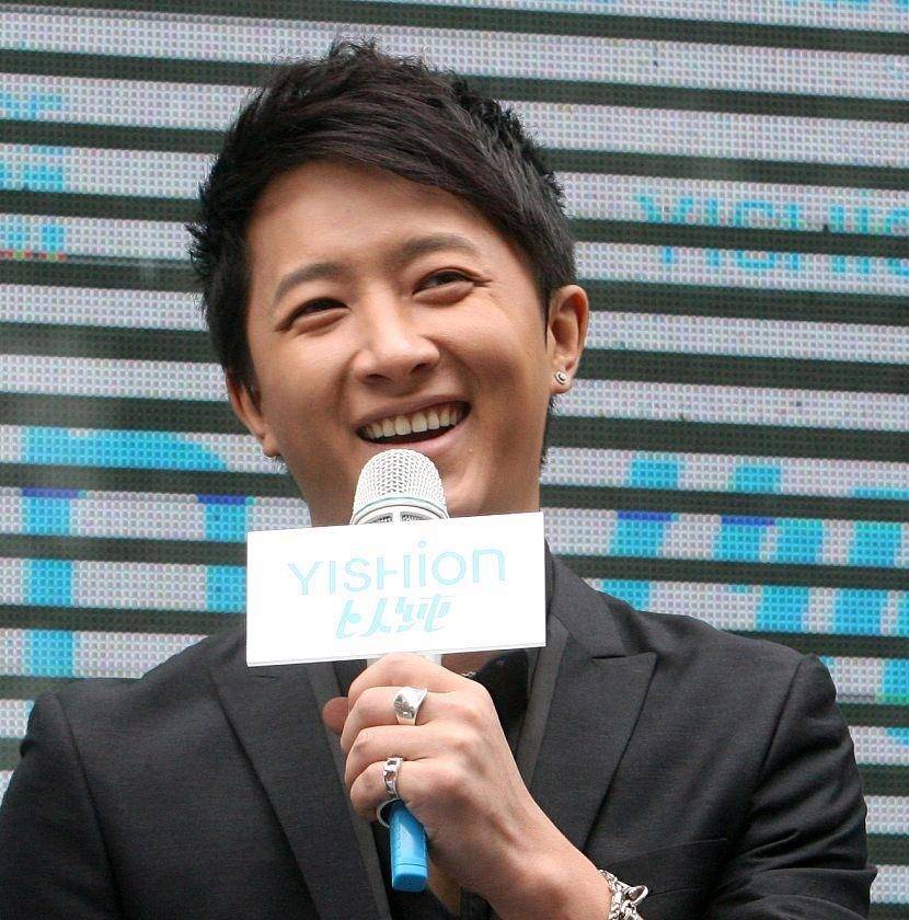 回到中国后,韩庚选择加入刚刚成立的乐华娱乐公司,尽管公司还不够强大