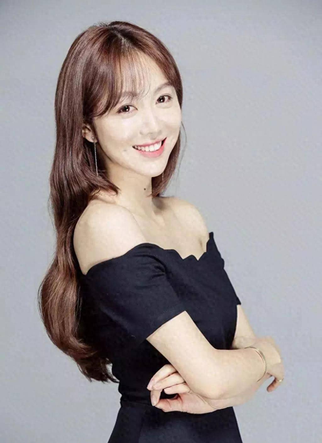 最美酒窝女神,身材好演技好,为人低调不炒作,37岁单身满足幸福_姜妍