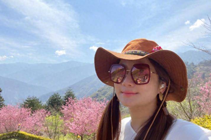 selina官宣未婚生子,晒一家三口合照,曾传去父留子