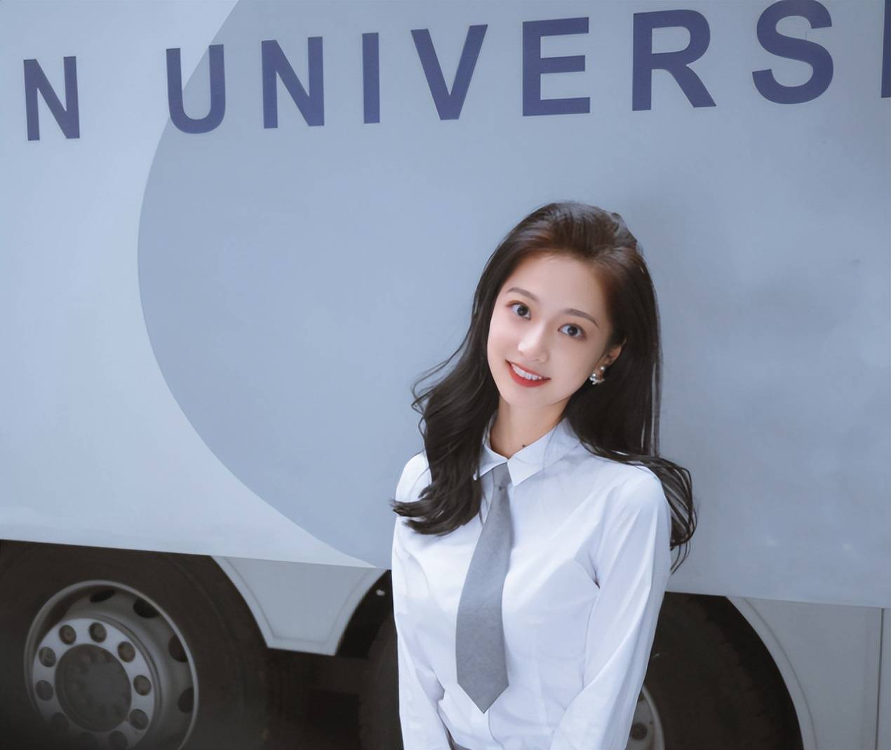 "复旦校花"成亚运最美火炬手,颜值与智慧齐飞,曾是国庆领诵员_冯琳