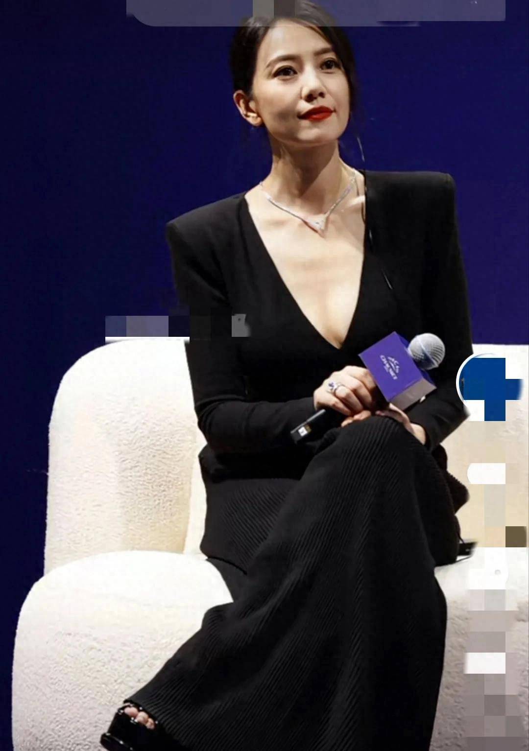 44岁高圆圆高清"怼脸拍",气质连体裤露出锁骨,不愧是全民女神_美貌