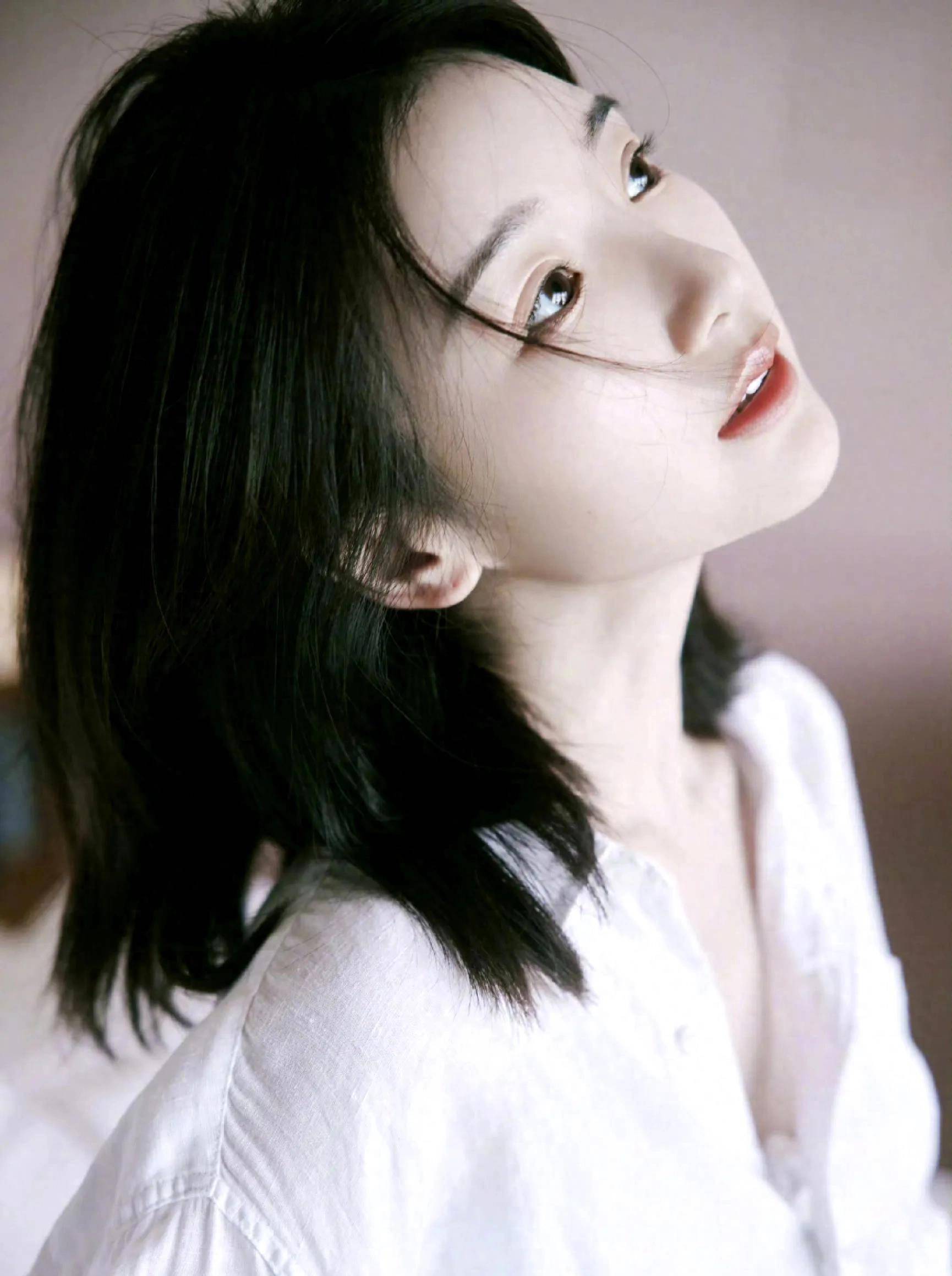 毛晓彤晒衬衣美照,慵懒随意,也是浪漫轻盈风格的最佳演绎_清新_衬衫