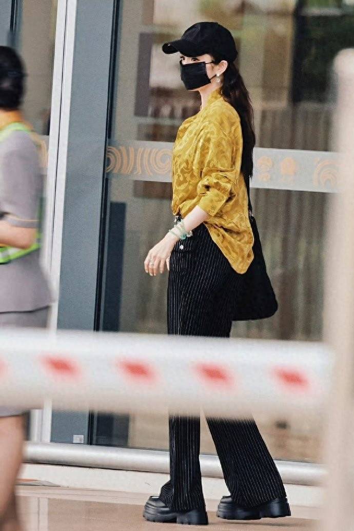 杨幂不愧为时尚先锋!