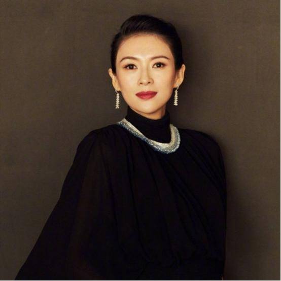 汪峰一家去环球影城,章子怡紧抱儿子显母爱,小果子的身高太吸睛_时候