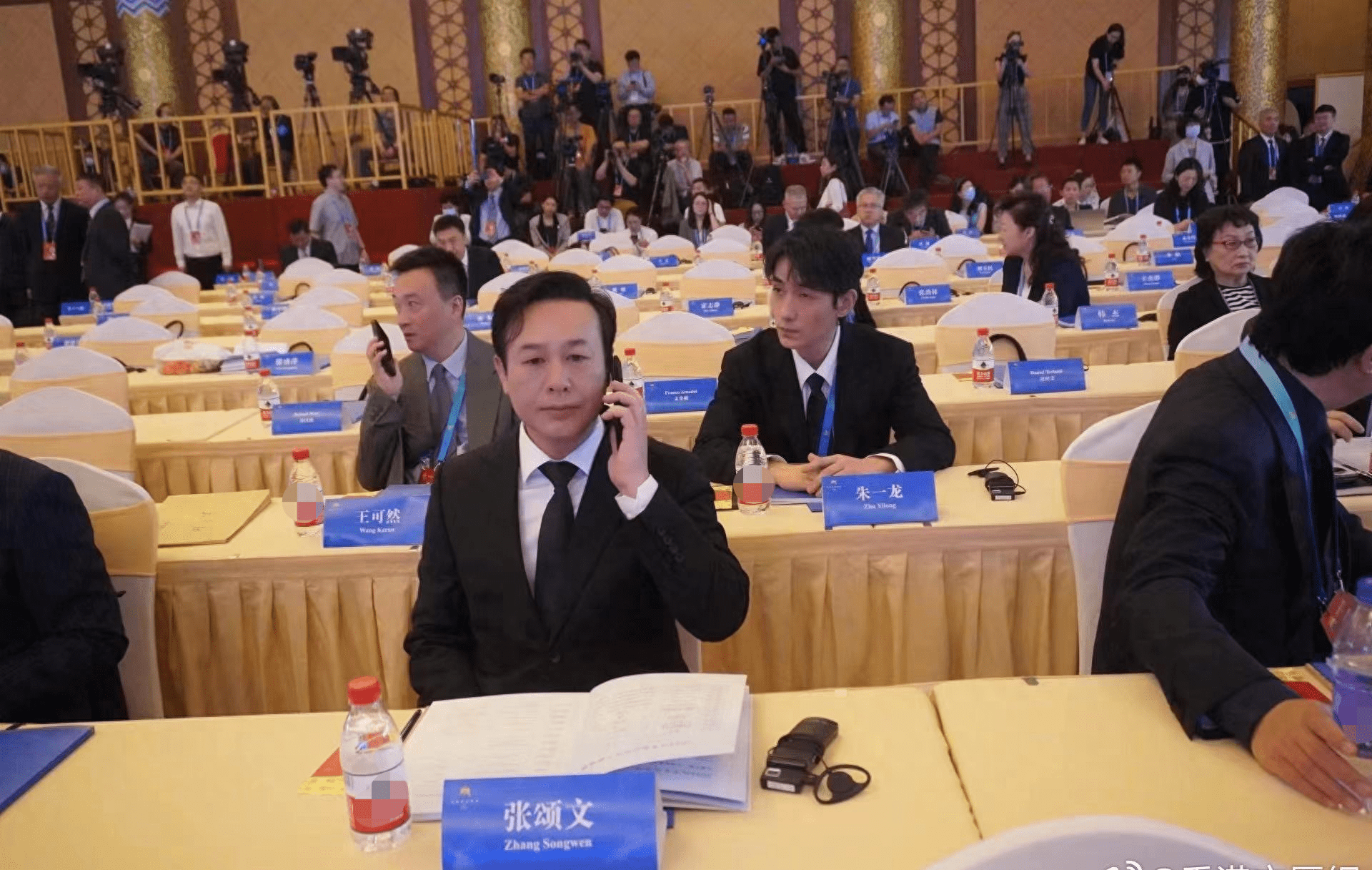 众明星相聚一堂开会,佟丽娅赵丽颖合照站c位,张颂文很有大哥范_康辉