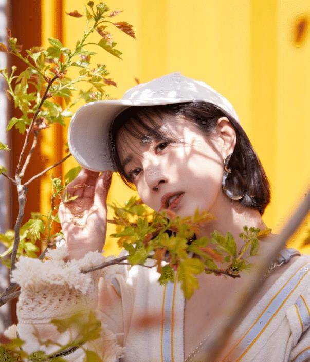 别再羡慕李溪芮的"极品厌世脸"了,当她戴上眼镜时,直男瞬间失恋了