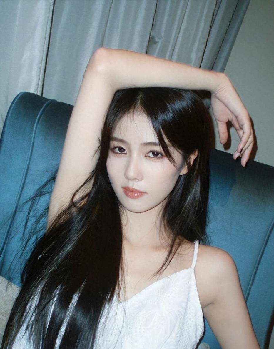 白鹿终于选对了风格！背带带来美新境界，“奶肌”更是惹人注目_效果_眼睛_口红