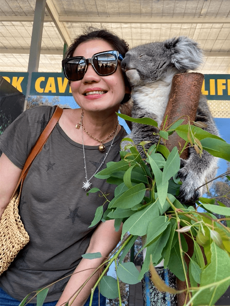 钟楚红晒旅游照,直接素颜不加修饰,是普通奶奶模样但还是有气质_照片