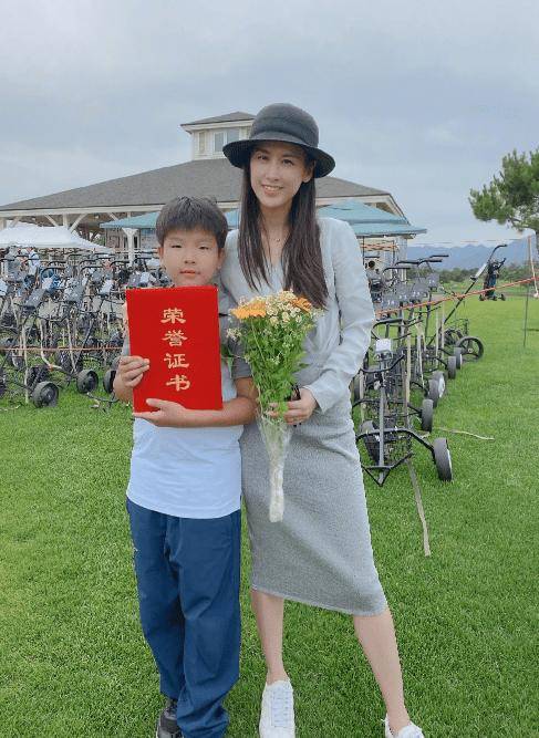 黄圣依晒大儿子合照,9岁安迪身材健硕,身高赶超妈妈肩膀_杨子_母亲