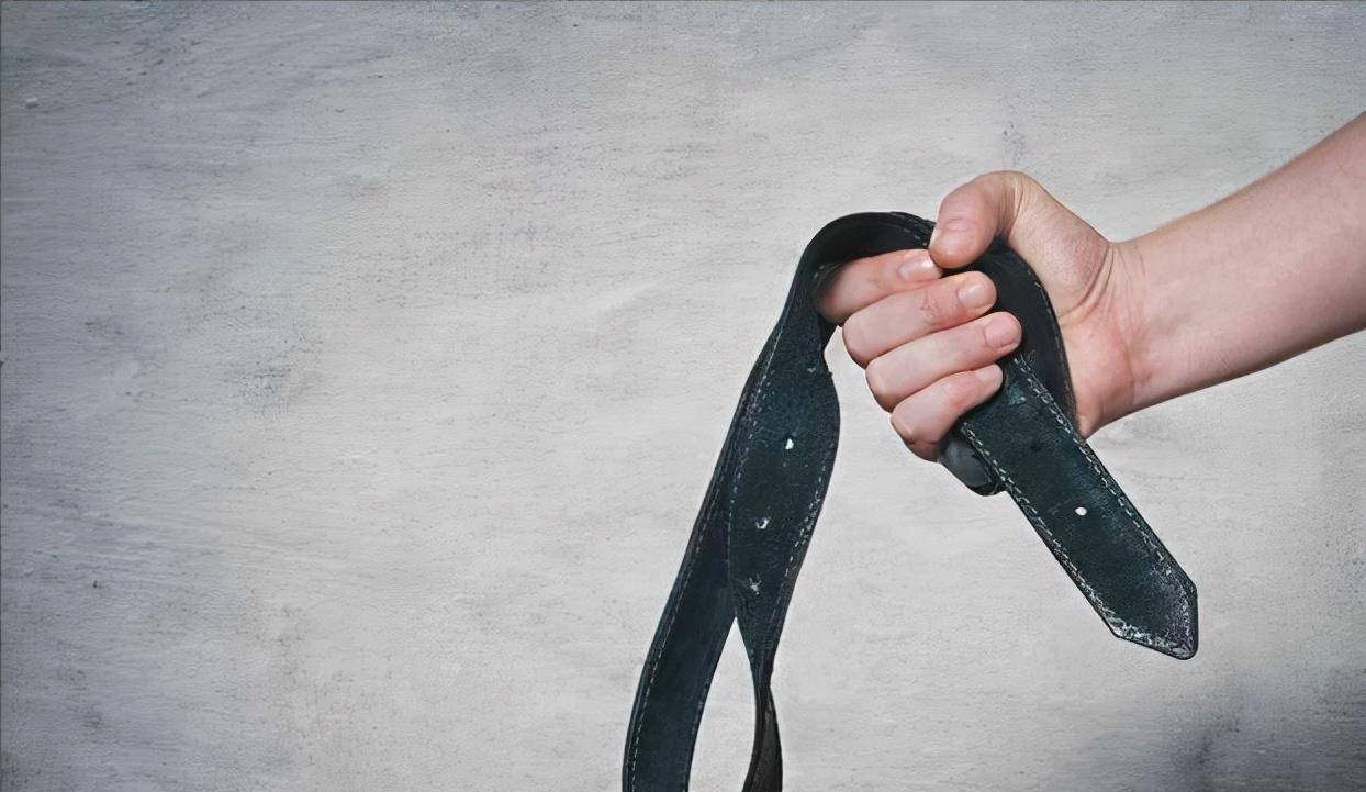 他们时常会因为一些琐事爆发争吵,王元松气上头的时候便用皮带抽打罗