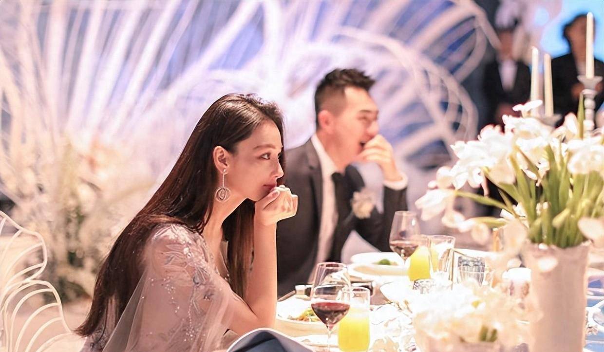 张馨予嫁人后口碑逆转,外出游玩住1888一晚酒店,老公拎包拍照_何捷