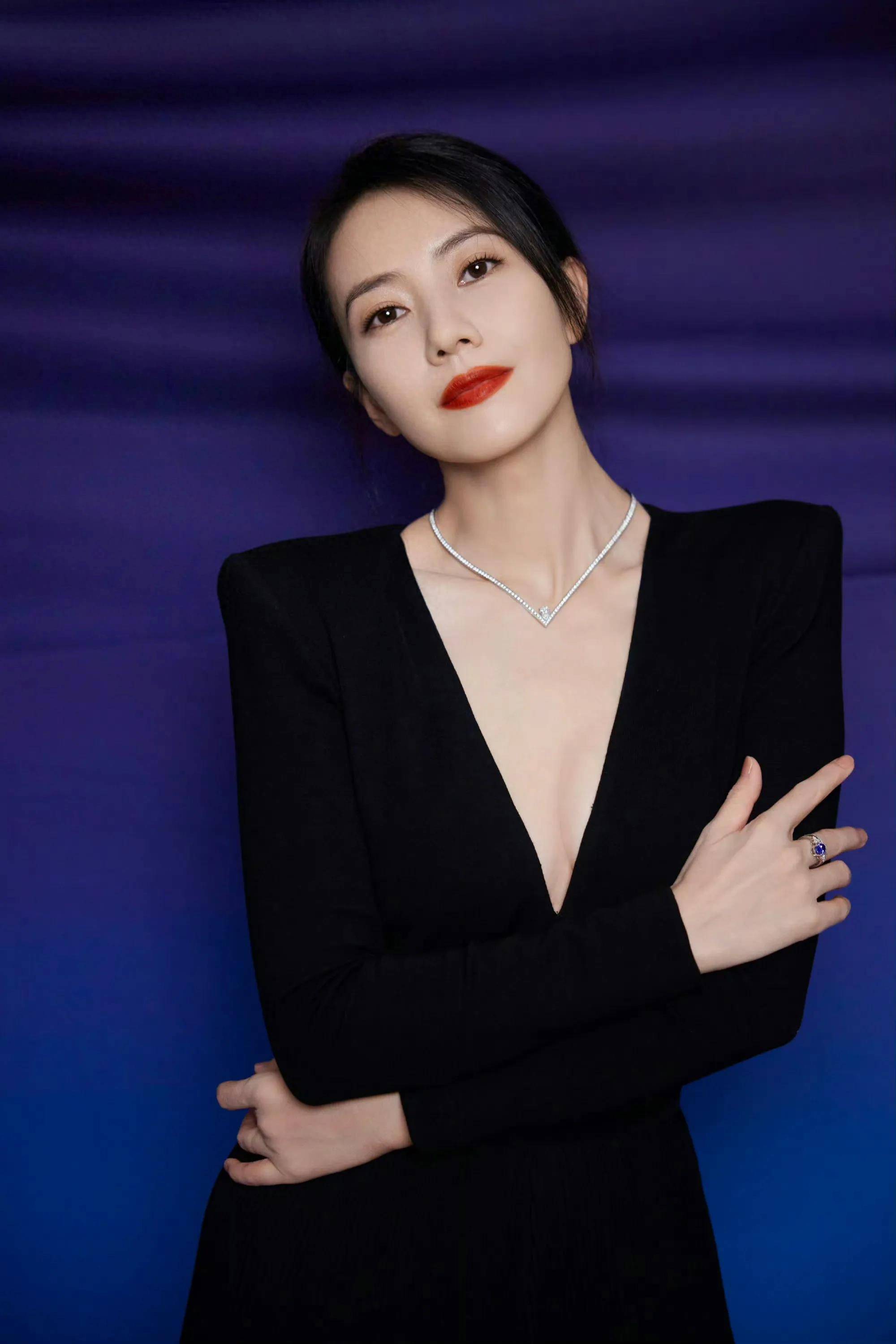 了高圆圆的时尚魅力和神秘气质,完美凸显了她美丽的锁骨和修长的身材