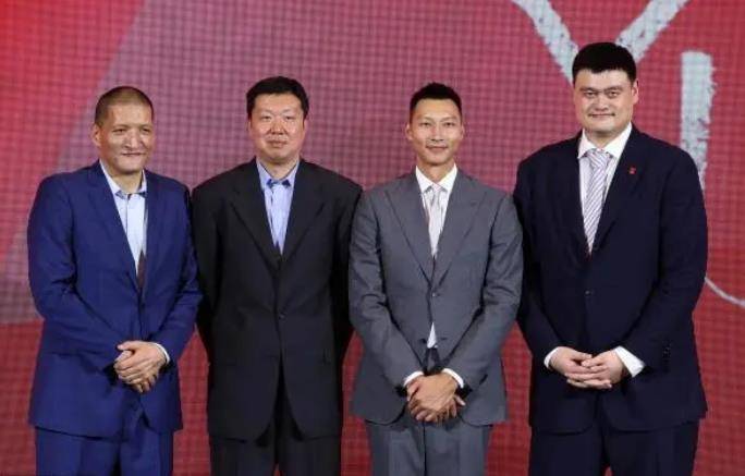 虽然cba球员的年薪不公布,但是让朱芳雨开口让易建联接受一份150-200