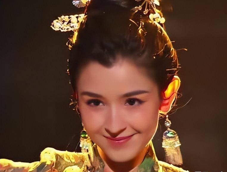 哈妮克孜:一舞成名被陈赫签约陷圈养传闻,碰瓷热巴靠秦霄贤翻红_哈尼