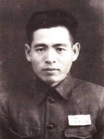 董耀东15岁参军,副司令说他生父是副军长,继父含泪