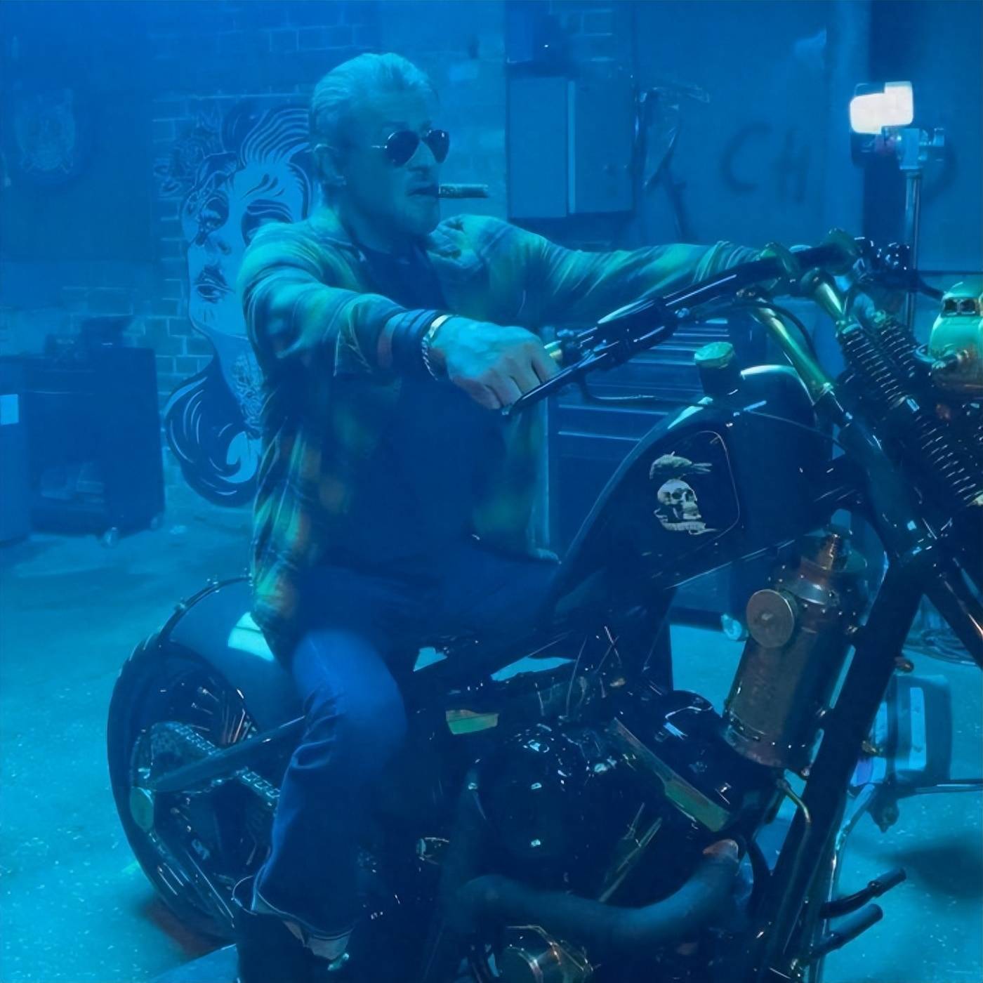 骷髅戒指,潜水青铜手表等在片中悉数登场,下面我们来聊聊这部电影中