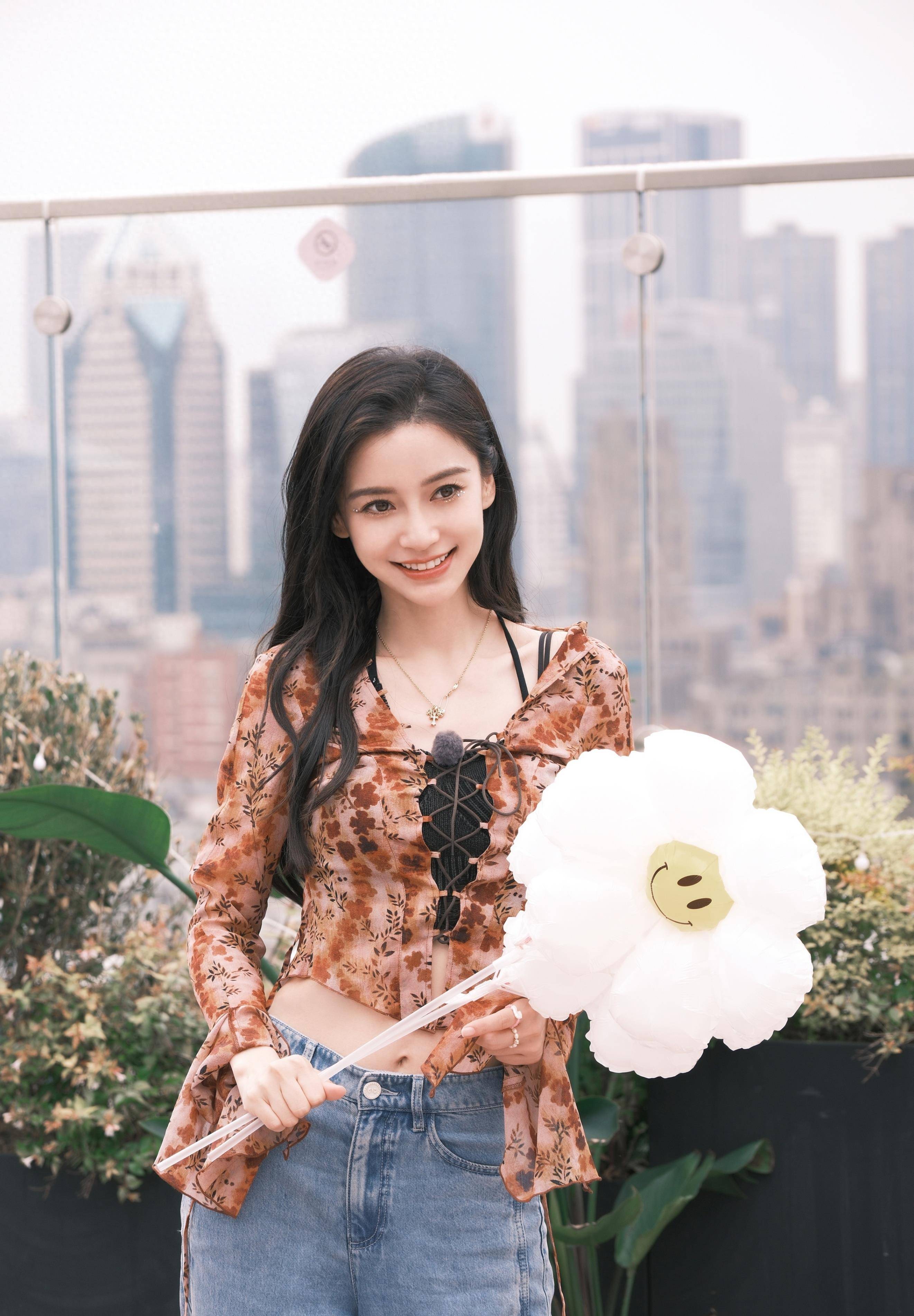 时髦宝藏angelababy身穿印花上衣和牛仔裤,简单,时尚又充满活力_杨颖