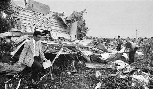 1972年安第斯空难:16名坠机者靠吃同伴尸体生还,要生命还是道德_架