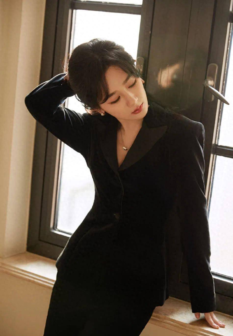 杨紫穿露背黑裙好美,简直就是性感小野猫!_整体_新造型_套装