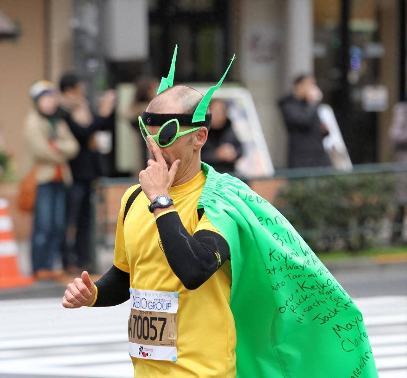 「露胸装」「开裆裤」,街头妖怪,罗刹海城上演_时尚_社会_自由